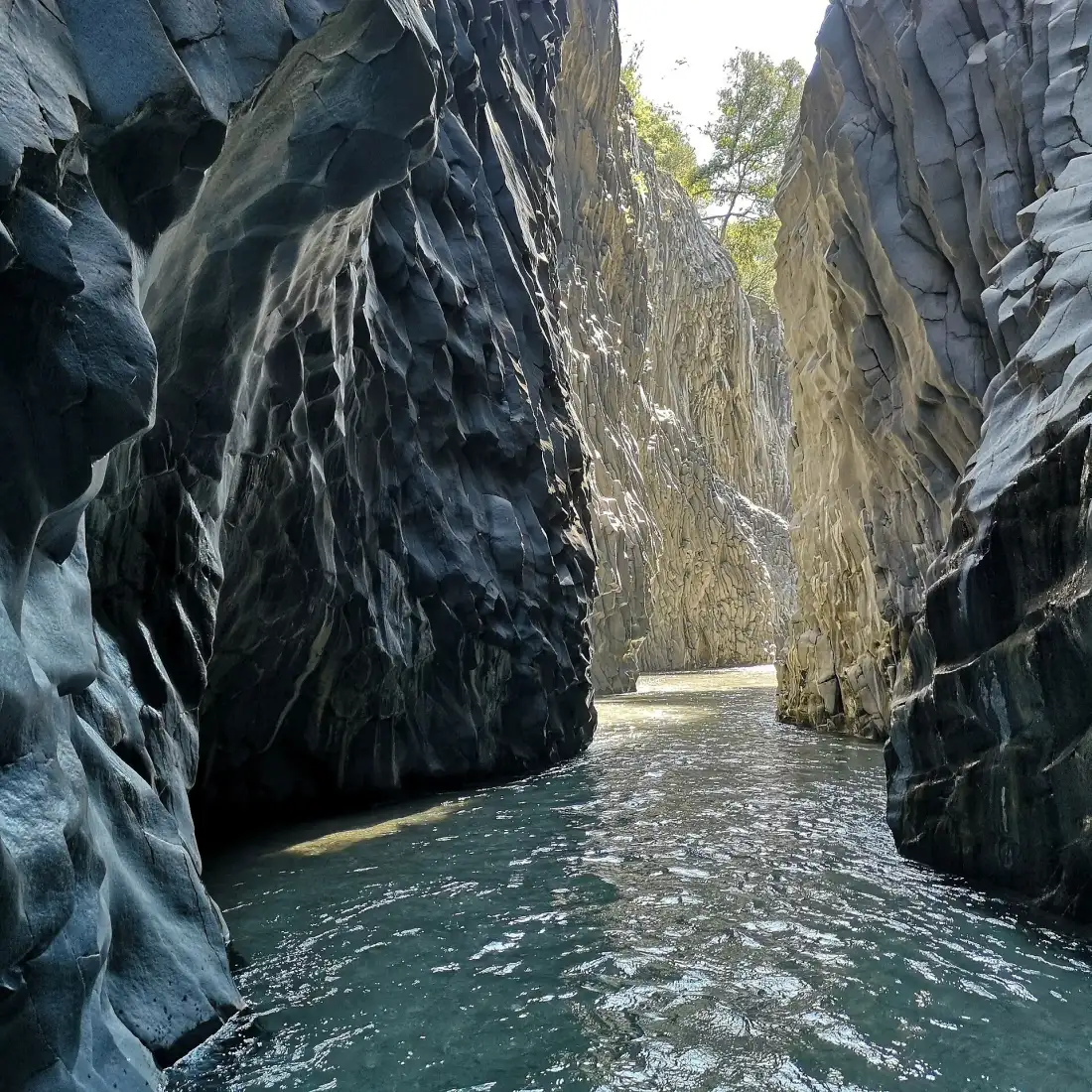 Acqua del fiume Alcantara tra pareti di basalto delle Gole