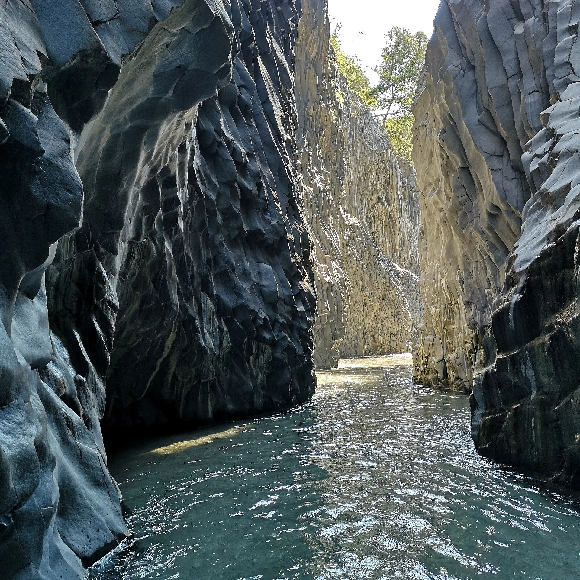 Pareti di basalto e acqua delle Gole dell'Alcantara