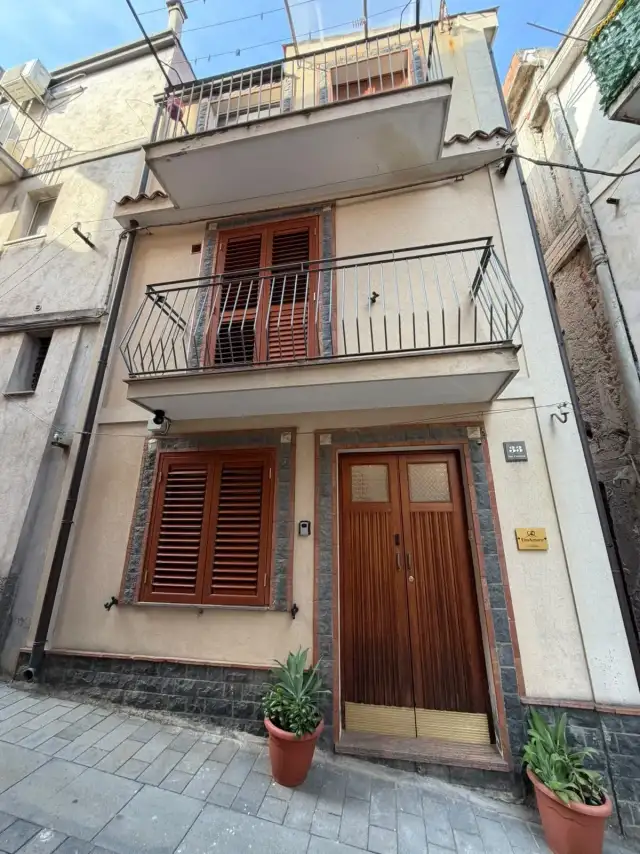 Facciata di EtnAmore in Via Luigi Cadorna 33 a Francavilla di Sicilia