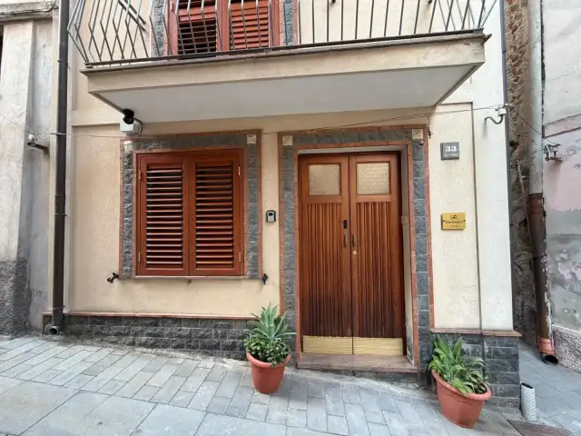 Ingresso di EtnAmore in Via Luigi Cadorna 33