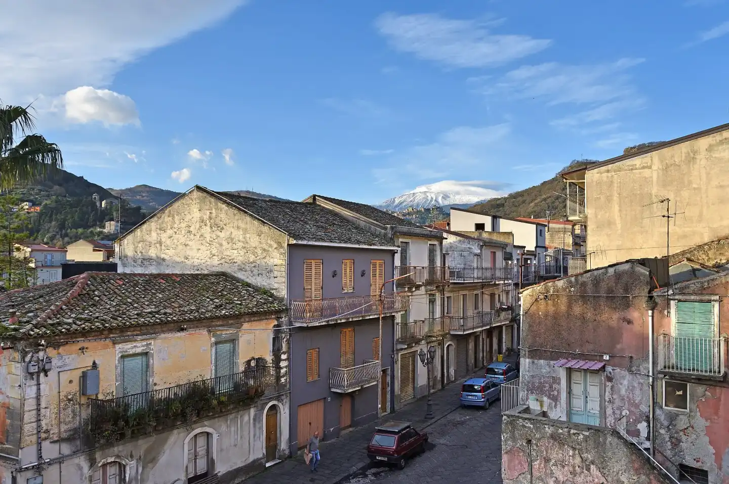 Tetti di Francavilla di Sicilia con l'Etna sullo sfondo